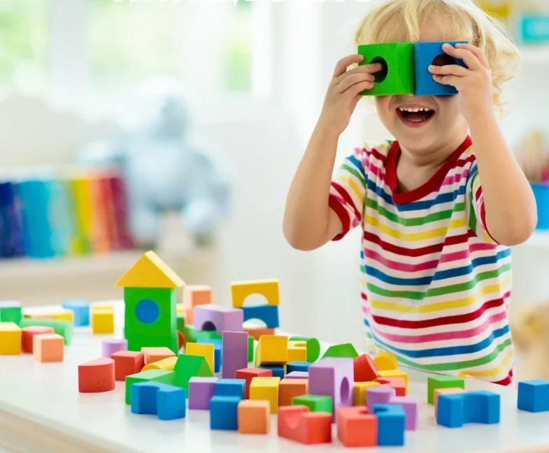 เด็กๆ เล่นในสวนสนุก