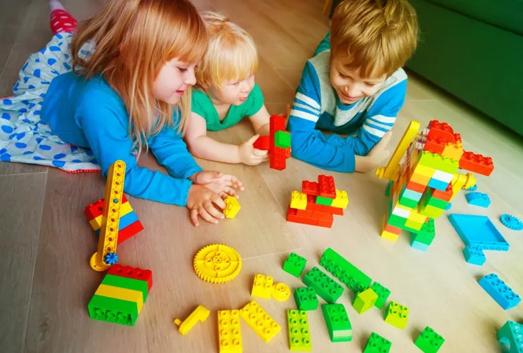 เด็กๆ เรียนร่วมกัน